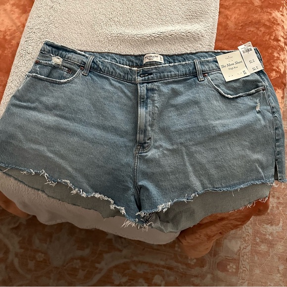 Abercrombie and Fitch Curve Love high rise denim mom shorts size 37 NWT - Picture 3 of 5